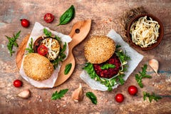 Vegan зажарил баклажан, arugula, ростки и бургер соуса песто Свекла Veggie и бургер квиноа Взгляд сверху, надземное, плоское поло стоковое фото Vegan зажарил баклажан, arugula, ростки и бургер соуса песто Свекла Veggie и бургер квиноа Взгляд сверху, надземное, плоское поло стоковое фото