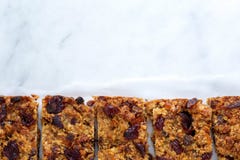 Vegano del Flapjack con il mirtillo rosso, l'albicocca ed il dattero immagini stock libere da diritti Vegano del Flapjack con il mirtillo rosso, l'albicocca ed il dattero immagini stock libere da diritti