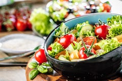 Vegetable шар салата на кухонном стол столе сбалансированное диетпитание стоковые фото Vegetable шар салата на кухонном стол столе сбалансированное диетпитание стоковые фото