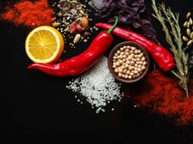 Vegetais e ilusório diferentes em um fundo preto, vista superior fotografia de stock Vegetais e ilusório diferentes em um fundo preto, vista superior fotografia de stock