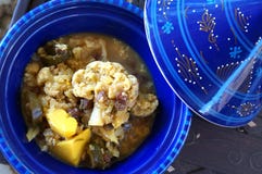 Vegetariano Tagine feito com couve-flor e batatas fotos de stock Vegetariano Tagine feito com couve-flor e batatas fotos de stock