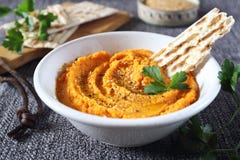 Vegetarisch Voorgerecht Wortelonderdompeling op droog brood, sesamvulling en peterselie stock foto Vegetarisch Voorgerecht Wortelonderdompeling op droog brood, sesamvulling en peterselie stock foto