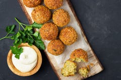 Vegetarische kekers falafel ballen op houten rustieke raad royalty-vrije stock foto Vegetarische kekers falafel ballen op houten rustieke raad royalty-vrije stock foto