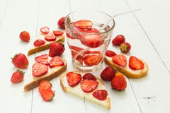 Vegetarisches Frühstück auf einer weißen Tabelle Frische Erdbeerefrucht stockfoto Vegetarisches Frühstück auf einer weißen Tabelle Frische Erdbeerefrucht stockfoto