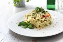 Vegetarisches Kochen Pappardelle-Teigwaren mit Blumenkohl und Spinat Teller auf einer wei?en Platte stockbild Vegetarisches Kochen Pappardelle-Teigwaren mit Blumenkohl und Spinat Teller auf einer wei?en Platte stockbild