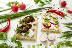 Vegetarisches Mittagessen des rohen Gemüses mit Ricottakäse, sonnengetrockneten Tomaten, Kräutern und Rettich auf einem weißen Ho stockfoto Vegetarisches Mittagessen des rohen Gemüses mit Ricottakäse, sonnengetrockneten Tomaten, Kräutern und Rettich auf einem weißen Ho stockfoto