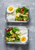 Vegetarisk lunchask - kokta grönsaker, ris och kokt ägg på en grå bakgrund, bästa sikt white för studio för makro för hälsa för m royaltyfri fotografi Vegetarisk lunchask - kokta grönsaker, ris och kokt ägg på en grå bakgrund, bästa sikt white för studio för makro för hälsa för m royaltyfri fotografi