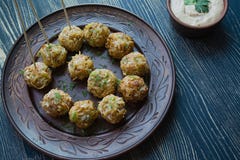 Vegetariska kroketter av potatisar och kål med sås, grönsaker och örter Packat i pergament Smakligt och satisfying m?rkt arkivbilder Vegetariska kroketter av potatisar och kål med sås, grönsaker och örter Packat i pergament Smakligt och satisfying m?rkt arkivbilder