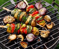 Vegetariska steknålar, grillade grönsaksteknålar av zucchinin, peppar och potatisar med tillägget av aromatiska örter och olivolj arkivfoto Vegetariska steknålar, grillade grönsaksteknålar av zucchinin, peppar och potatisar med tillägget av aromatiska örter och olivolj arkivfoto