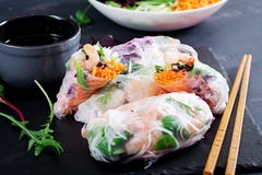 Vegetariska vietnamesiska vårrullar med kryddiga räkor, räkor, morot, gurka royaltyfria bilder Vegetariska vietnamesiska vårrullar med kryddiga räkor, räkor, morot, gurka royaltyfria bilder
