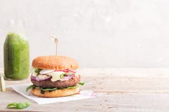 Veggie fasola i quinoa hamburger z świeżymi warzywami kosmos kopii fotografia stock Veggie fasola i quinoa hamburger z świeżymi warzywami kosmos kopii fotografia stock