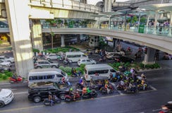 Vehículos en la calle en Bangkok, Tailandia imagenes de archivo Vehículos en la calle en Bangkok, Tailandia imagenes de archivo