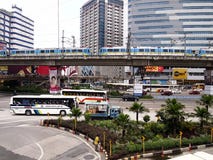 Veicoli pubblici e privati del trasporto lungo EDSA fotografia stock libera da diritti Veicoli pubblici e privati del trasporto lungo EDSA fotografia stock libera da diritti