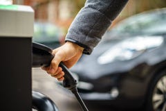 Veicolo elettrico che fa pagare sulla via, nel Regno Unito fotografie stock libere da diritti Veicolo elettrico che fa pagare sulla via, nel Regno Unito fotografie stock libere da diritti