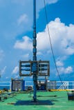 Veiligheidsklep op olie en gasbron ver platform over druk te beschermen terwijl de perforatieverrichting van de gasput stock fotografie Veiligheidsklep op olie en gasbron ver platform over druk te beschermen terwijl de perforatieverrichting van de gasput stock fotografie