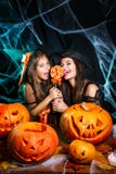 Veille de la toussaint heureuse Belle mère caucasienne et sa fille dans des costumes de sorcière célébrant Halloween avec Hallowe images libres de droits Veille de la toussaint heureuse Belle mère caucasienne et sa fille dans des costumes de sorcière célébrant Halloween avec Hallowe images libres de droits