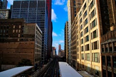 Veja abaixo da trilha elevado de Chicago com os trens na distância, na estação situada no canto de Adams Stre foto de stock Veja abaixo da trilha elevado de Chicago com os trens na distância, na estação situada no canto de Adams Stre foto de stock