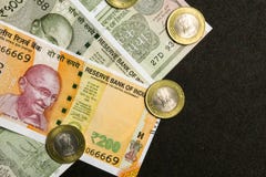 Veja 200, 500 e o um rupias indianas da moeda, da nota com as moedas no fundo preto foto de stock Veja 200, 500 e o um rupias indianas da moeda, da nota com as moedas no fundo preto foto de stock