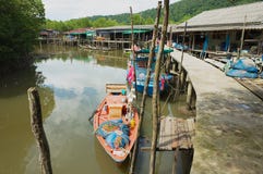 Veja à vila do ` s dos pescadores com as casas do pernas de pau e os barcos de pesca residenciais em Koh Chang, Tailândia foto de stock royalty free Veja à vila do ` s dos pescadores com as casas do pernas de pau e os barcos de pesca residenciais em Koh Chang, Tailândia foto de stock royalty free