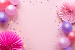 vektor f?r illustration f?r h?lsning f?r f?delsedagkort eps10 Färgrika ballonger och pappers- blommor på rosa bakgrund Festlig el arkivfoton vektor f?r illustration f?r h?lsning f?r f?delsedagkort eps10 Färgrika ballonger och pappers- blommor på rosa bakgrund Festlig el arkivfoton