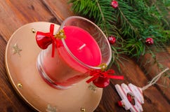 Vela de la Navidad con las agujas del pino Imagen de archivo Vela de la Navidad con las agujas del pino Imagen de archivo