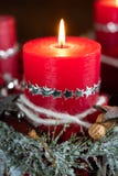 Vela vermelha ardente do Natal imagem de stock Vela vermelha ardente do Natal imagem de stock