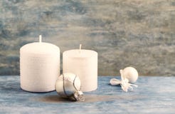Velas blancas y pequeñas chucherías de la Navidad Decoración de la Navidad Tiempo de la Navidad fotos de archivo libres de regalías Velas blancas y pequeñas chucherías de la Navidad Decoración de la Navidad Tiempo de la Navidad fotos de archivo libres de regalías