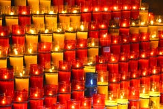 Velas coloridas en el rojo de cristal en la tubería imagen de archivo Velas coloridas en el rojo de cristal en la tubería imagen de archivo