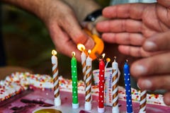 Velas de las luces de la mano del padre fotos de archivo libres de regalías Velas de las luces de la mano del padre fotos de archivo libres de regalías