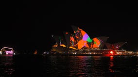 Velas del barco más allá del teatro de la ópera de Sydney durante 2015 vivo almacen de metraje de vídeo Velas del barco más allá del teatro de la ópera de Sydney durante 2015 vivo almacen de metraje de vídeo