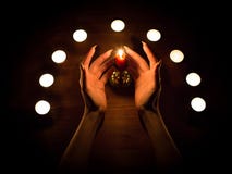 Velas e mãos fêmeas com pregos afiados Adivinhação e feitiçaria, baixa chave fotografia de stock Velas e mãos fêmeas com pregos afiados Adivinhação e feitiçaria, baixa chave fotografia de stock