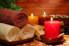 Velas e toalhas festivas de Aromatherapy em uns termas imagens de stock Velas e toalhas festivas de Aromatherapy em uns termas imagens de stock