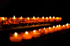 Velas en un fondo negro fotos de archivo Velas en un fondo negro fotos de archivo