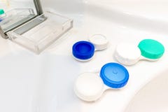 Vele containers en een doos met spiegel voor contactlenzen stock fotografie Vele containers en een doos met spiegel voor contactlenzen stock fotografie