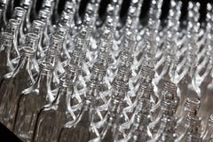 Vele flessen op transportband in glasfabriek royalty-vrije stock afbeelding Vele flessen op transportband in glasfabriek royalty-vrije stock afbeelding