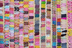 Vele haarspelden of hairclips als achtergrond Selectief nadrukbeeld stock foto Vele haarspelden of hairclips als achtergrond Selectief nadrukbeeld stock foto