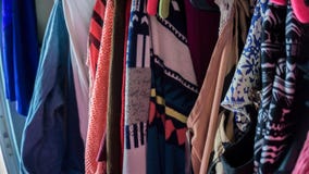 vele kleurrijke kleren die op roze hangers met verschillende kleuren en patronen dicht omhoog foto hangen royalty-vrije stock afbeelding vele kleurrijke kleren die op roze hangers met verschillende kleuren en patronen dicht omhoog foto hangen royalty-vrije stock afbeelding