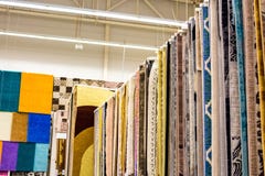 Vele kleurrijke tapijten in de opslag stock foto's Vele kleurrijke tapijten in de opslag stock foto's