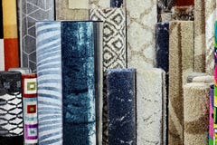 Vele kleurrijke tapijten in de opslag De tapijtbroodjes winkelen Kleurrijke Stoffendecoratie Stock Fotografie Vele kleurrijke tapijten in de opslag De tapijtbroodjes winkelen Kleurrijke Stoffendecoratie Stock Fotografie