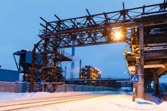 Vele pijpen en schoorstenen met industriële toren stock foto Vele pijpen en schoorstenen met industriële toren stock foto