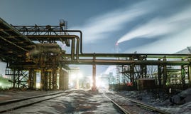 Vele pijpen en schoorstenen met industriële toren royalty-vrije stock fotografie Vele pijpen en schoorstenen met industriële toren royalty-vrije stock fotografie