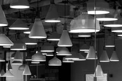 Vele verschillende lampen hangen hierboven van Rebecca 36 royalty-vrije stock afbeelding Vele verschillende lampen hangen hierboven van Rebecca 36 royalty-vrije stock afbeelding