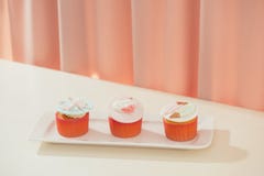 Vele yummy cupcakes De zoete liefde van Valentine cupcake op lijst aangaande lichte achtergrond stock foto's Vele yummy cupcakes De zoete liefde van Valentine cupcake op lijst aangaande lichte achtergrond stock foto's
