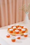 Vele yummy cupcakes De zoete liefde van Valentine cupcake op lijst aangaande lichte achtergrond stock afbeeldingen Vele yummy cupcakes De zoete liefde van Valentine cupcake op lijst aangaande lichte achtergrond stock afbeeldingen