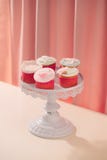 Vele yummy cupcakes De zoete liefde van Valentine cupcake op lijst aangaande lichte achtergrond stock afbeelding Vele yummy cupcakes De zoete liefde van Valentine cupcake op lijst aangaande lichte achtergrond stock afbeelding