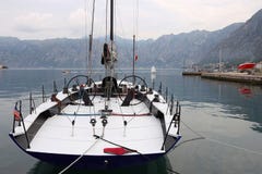 Velero de lujo en el puerto Kotor Montenegro imágenes de archivo libres de regalías Velero de lujo en el puerto Kotor Montenegro imágenes de archivo libres de regalías