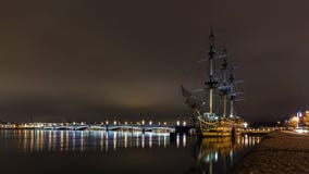 Velero medieval en el embarcadero de la noche en Neva River en St Petersburg foto de archivo Velero medieval en el embarcadero de la noche en Neva River en St Petersburg foto de archivo