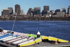 Veleros atracados coloridos y horizonte de Boston, Charles River, Massachusetts, los E.E.U.U. foto de archivo Veleros atracados coloridos y horizonte de Boston, Charles River, Massachusetts, los E.E.U.U. foto de archivo