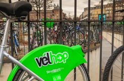 Velhop деля смертную казнь через повешение велосипеда системы на загородке стоковые изображения Velhop деля смертную казнь через повешение велосипеда системы на загородке стоковые изображения