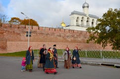 Velikiy Новгород, Россия - 4-ое октября 2014: Люди и женщины, одетые в традиционных костюмах, прогулка вдоль дороги Кремля стоковые изображения Velikiy Новгород, Россия - 4-ое октября 2014: Люди и женщины, одетые в традиционных костюмах, прогулка вдоль дороги Кремля стоковые изображения